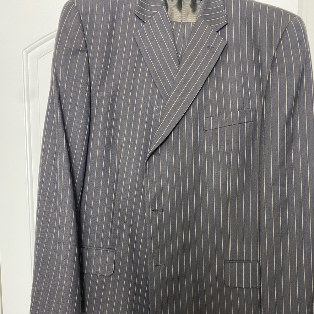 3 Button Pin stripped Suit 🔥